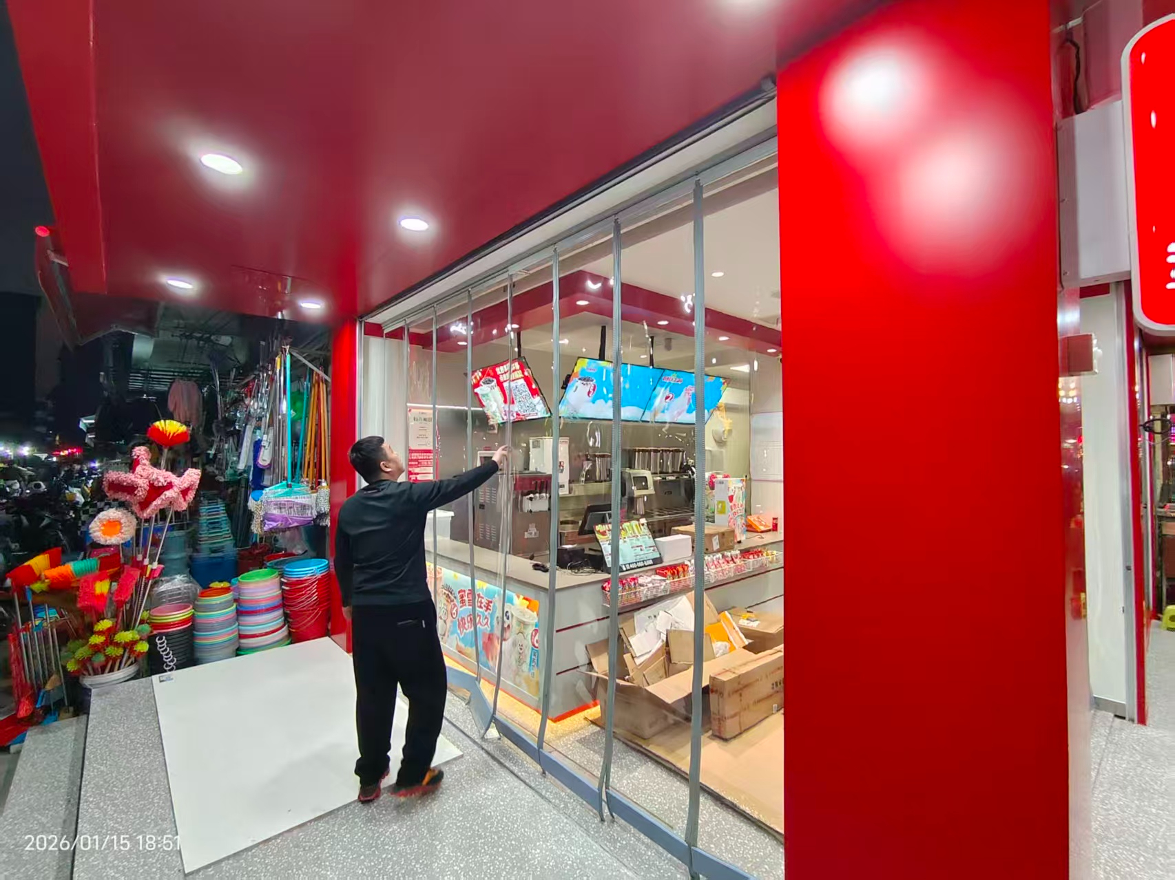 蜜雪冰城某门店磁吸门帘定制安装工程